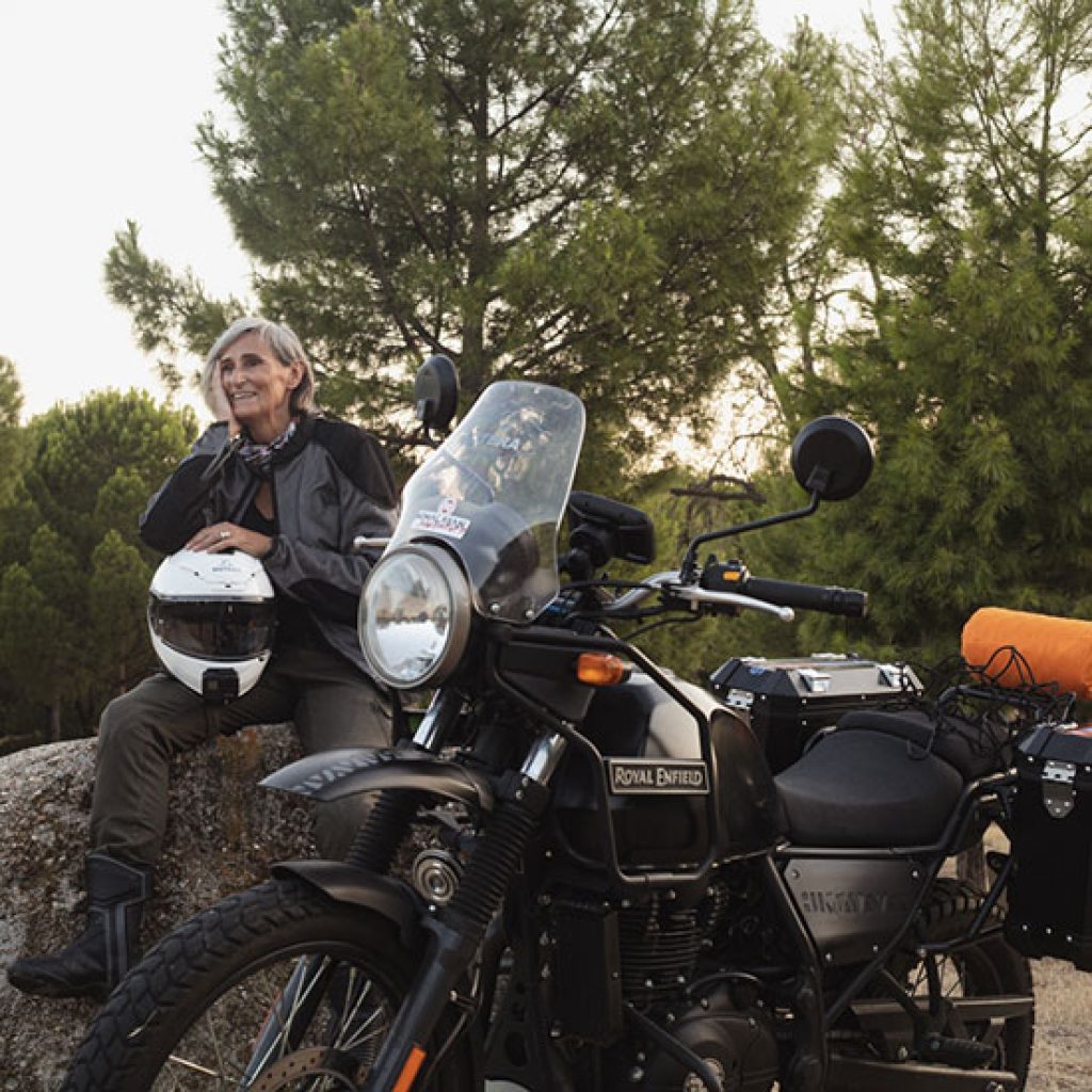 la motera mujer en moto